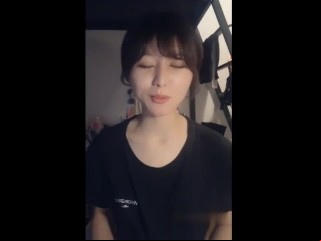 Female Students Studying Abroad From Taiwan To Beijing Earn Tuition By Live Streaming Sexy At Night